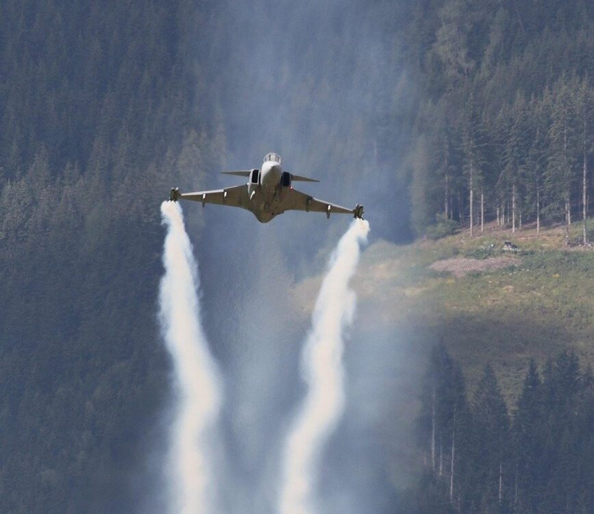 Symbolbild zu „Kampfjets auf, Flugabwehr bereit“