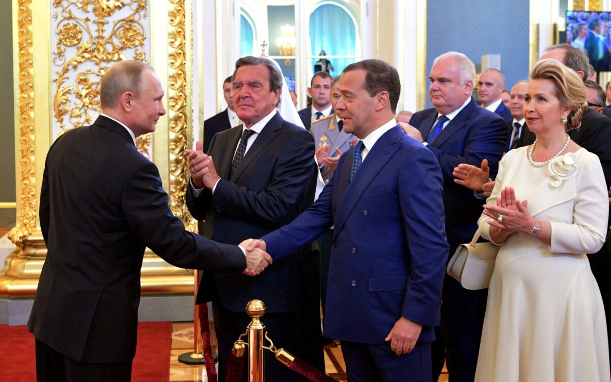 Archivbild zu „Schröder bei Putin: SPD-Chef empört“
