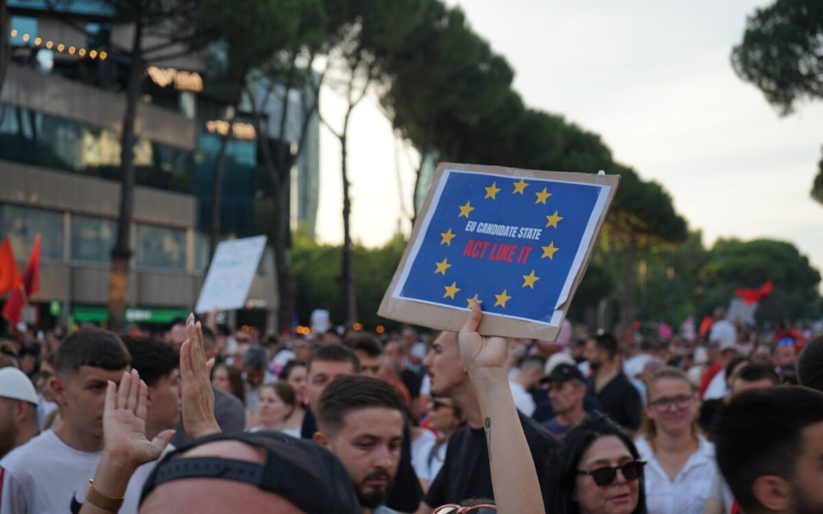 Archivbild Juni 2026: EU-Flagge beim Flamingo-Protest in Tirana zu „Auswärtiges Amt: Lage volatil“