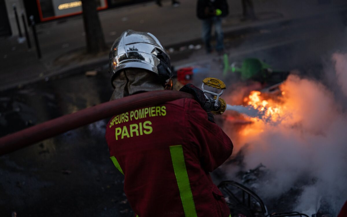 Frankreich: Hunderte Polizisten verletzt