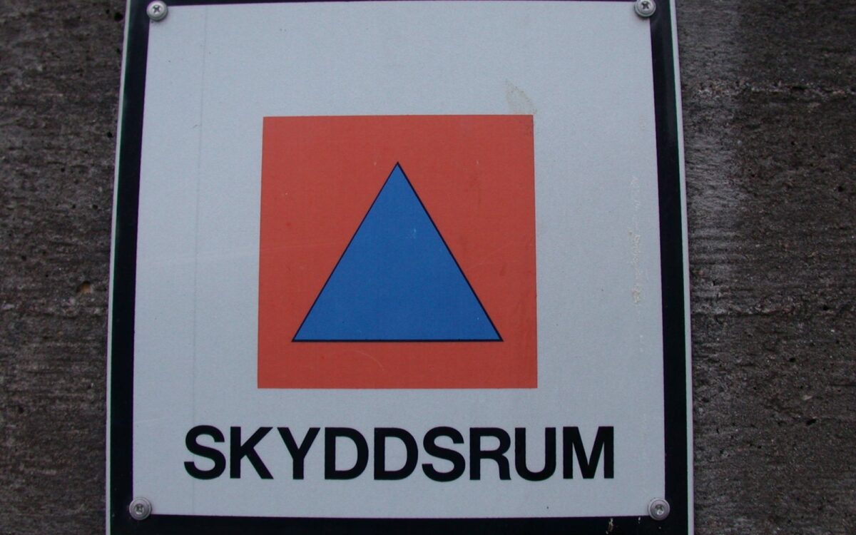 Archivbild: Schutzraum-Schild in Schweden zu „40 Freiwillige 12 Stunden im Schutzraum“