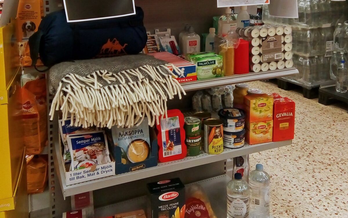 Archivbild 2019: Supermarktregal in Schweden mit den Vorräten aus der Krisen-Broschüre zu „Schweden rät zu 7 Tagen Vorrat, BBK zu 10“