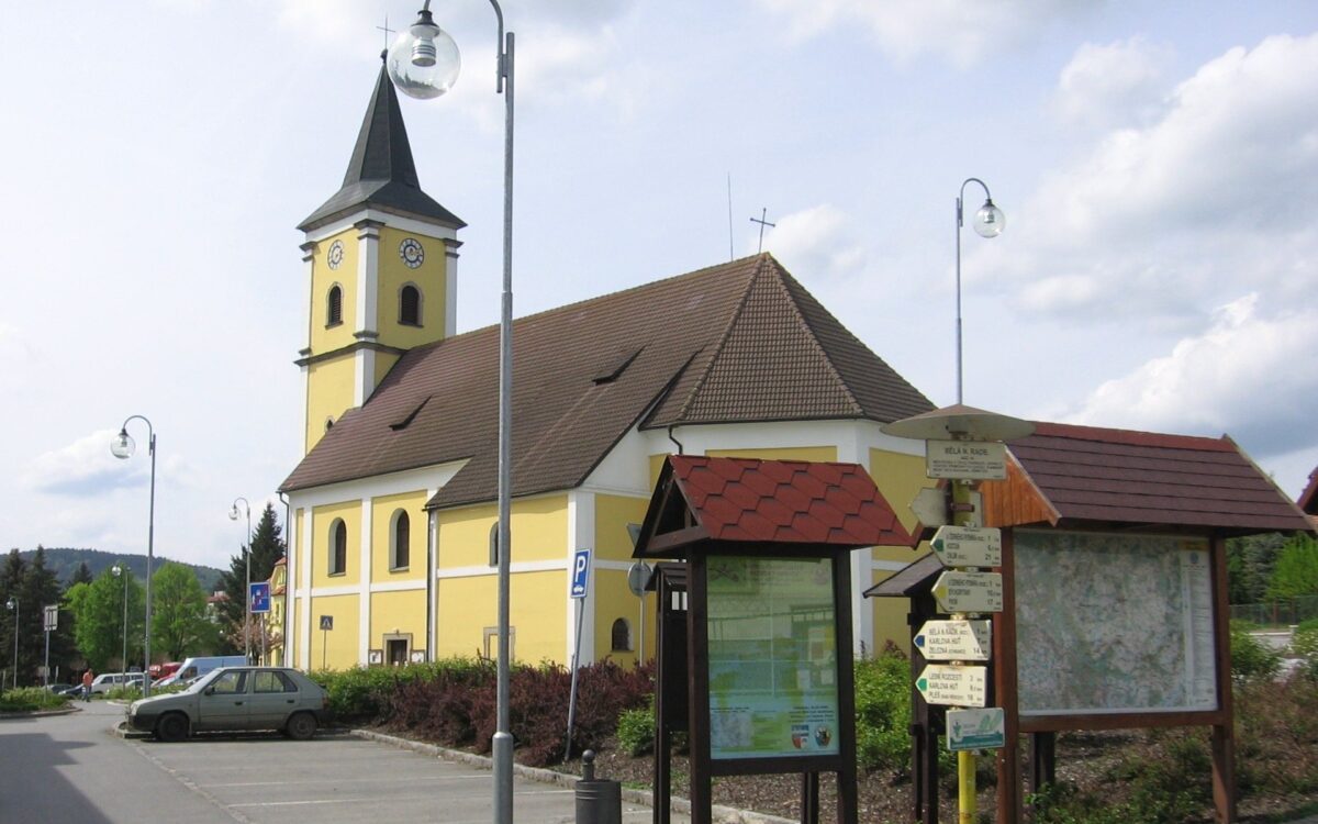 Archivbild 2009: Kirche in Bělá nad Radbuzou, nahe dem Herd zu „Spürbar bis Weiden und Cham“