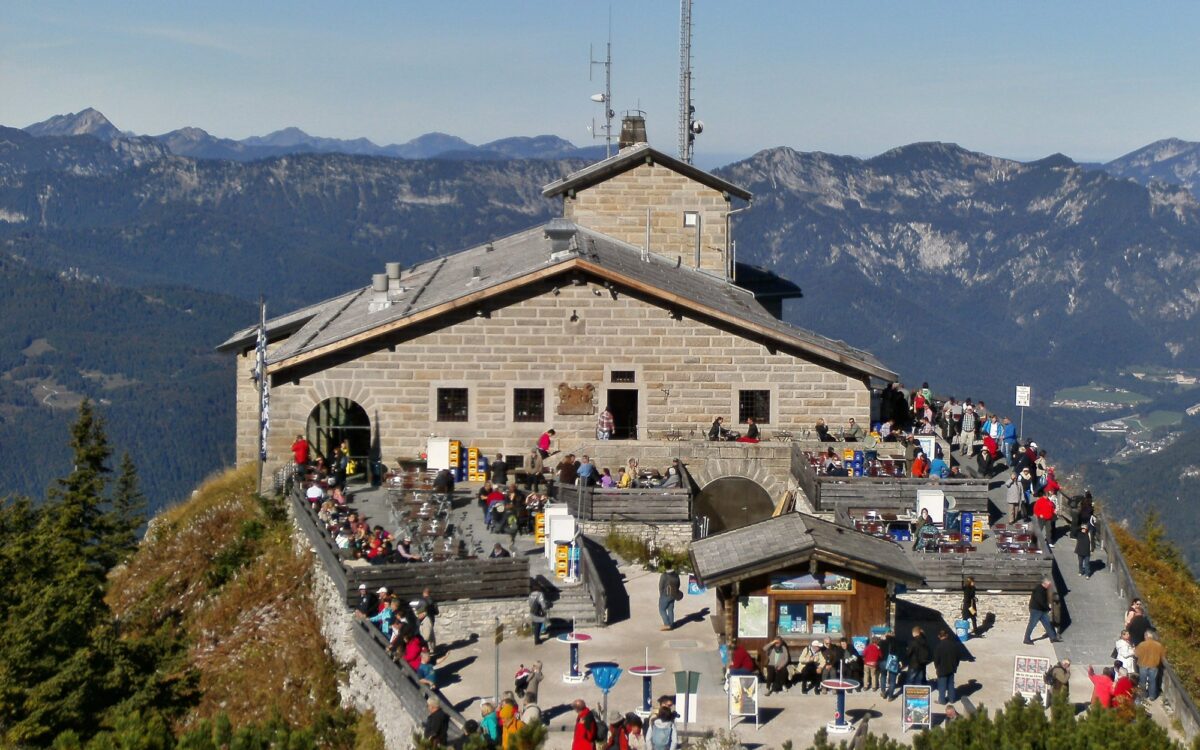 Archivbild 2013: Besucher am Kehlsteinhaus, vor dem Brand zu „Kripo ermittelt, Ursache und Schaden offen“