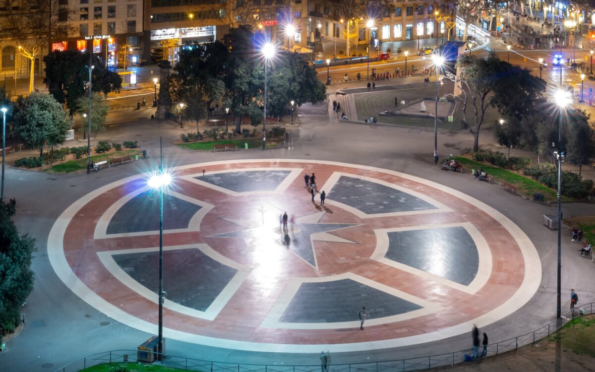 Archivbild 2024: Plaça de Catalunya in Barcelona – hier versammelten sich am Samstag die Jugendlichen zu „Barcelona: 128 Festnahmen“
