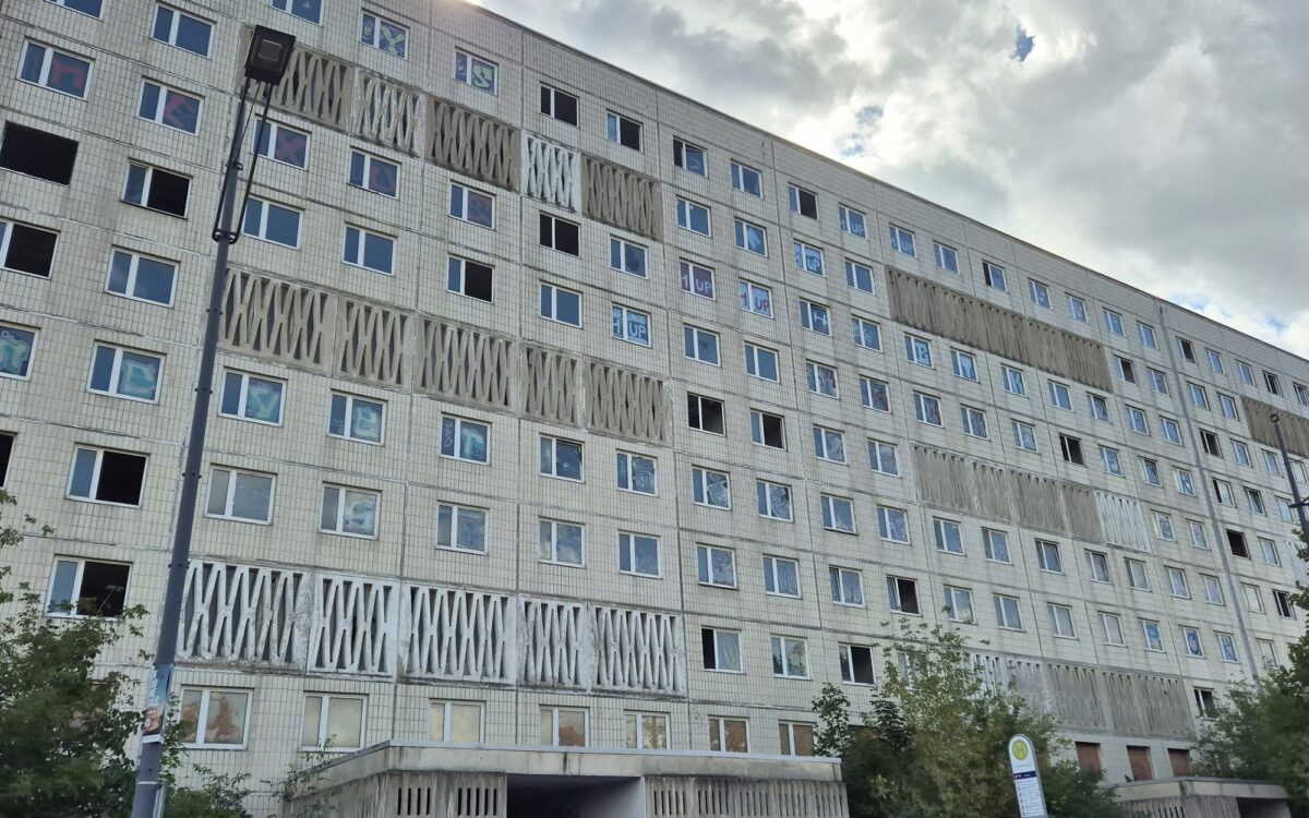 Archivbild: Plattenbauten An der Magistrale, Halle-Neustadt zu „Razzia in Halle: 50 bis 70 Männer im Visier“
