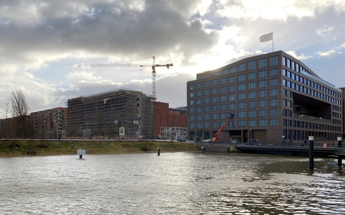 Archivbild 2022: Sturmflut in der Hamburger Hafencity zu „Vom Autodach gerettet: Hamburg und Elsfleth“