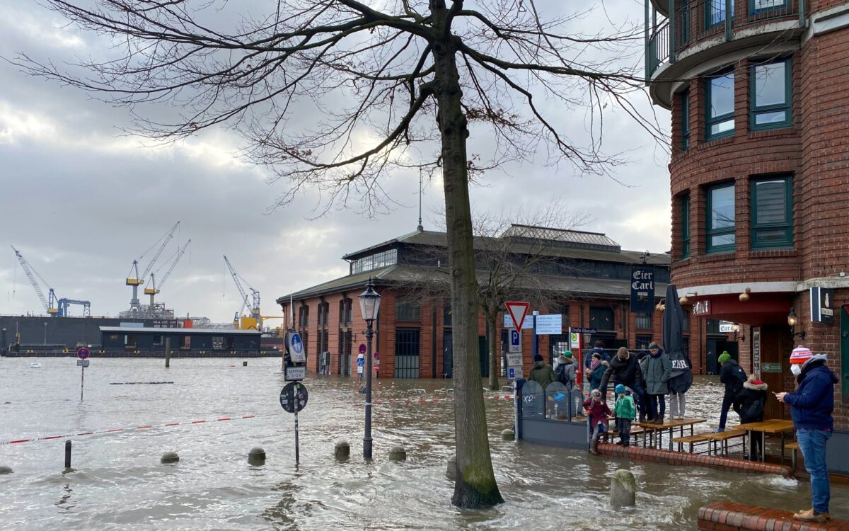 Archivbild 2022: Fischauktionshalle am Altonaer Fischmarkt bei Sturmflut zu „Fischmarkt und Häfen unter Wasser“