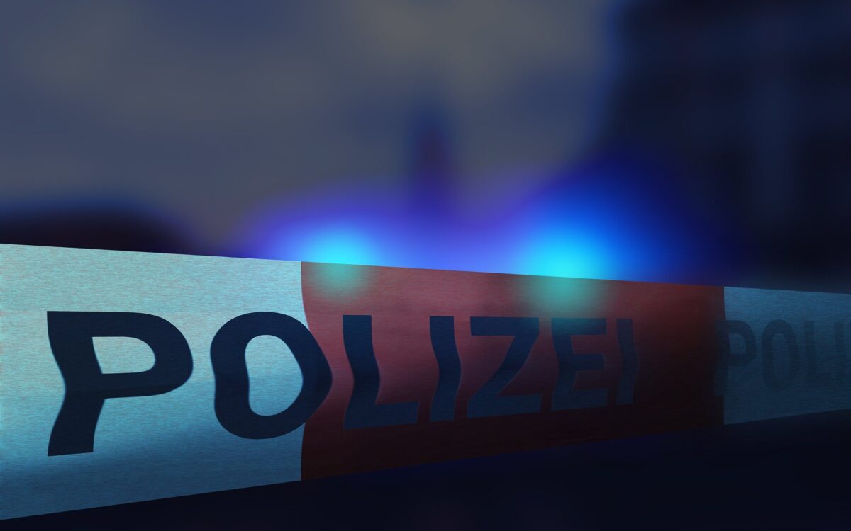 Archivbild zu „Neustadt: Auto fährt gezielt in Gruppe“