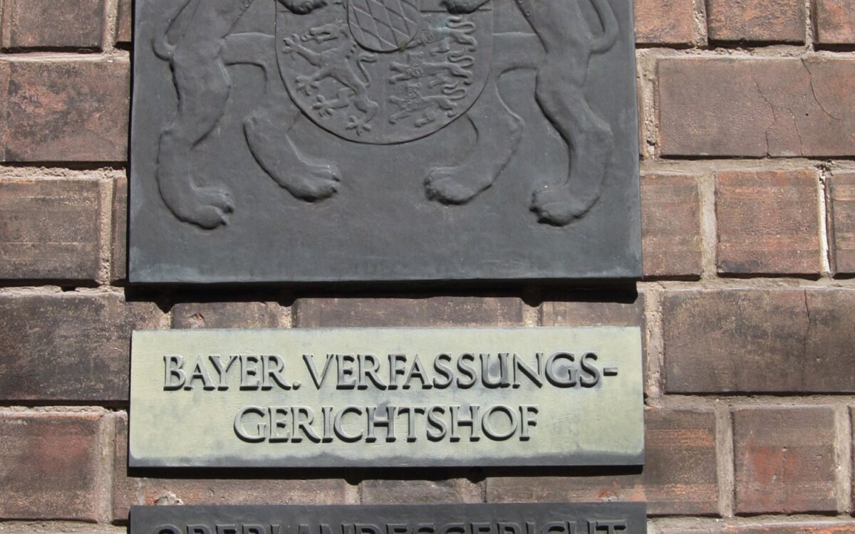 Archivbild 2011: Tafel am Eingang des Oberlandesgerichts München zu „Zschäpe: Haft bis mindestens 2035“